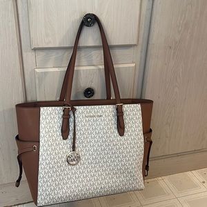 Great condition Michael kors